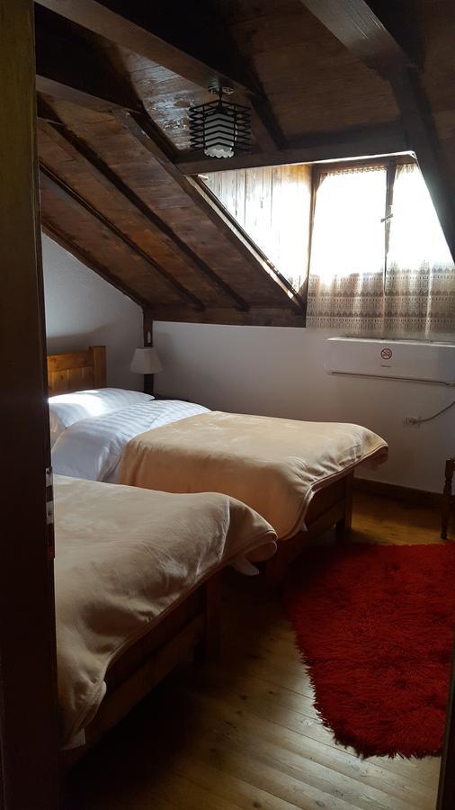 Hotel Bujtina E Bardhe Korce Bagian luar foto