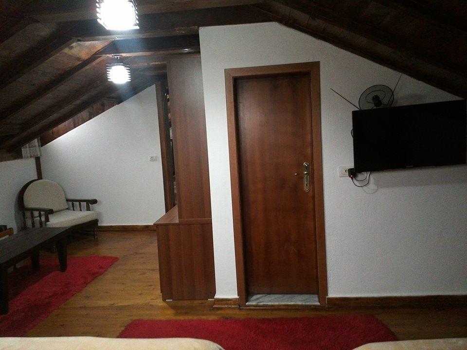 Hotel Bujtina E Bardhe Korce Bagian luar foto